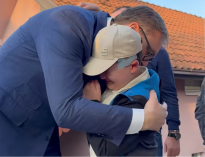 BLOKADERI ISMEVALI BOLESNOG DEČAKA IZ BAJINE BAŠTE, REAGOVAO PREDSEDNIK VUČIĆ: "Bog sve vidi" 