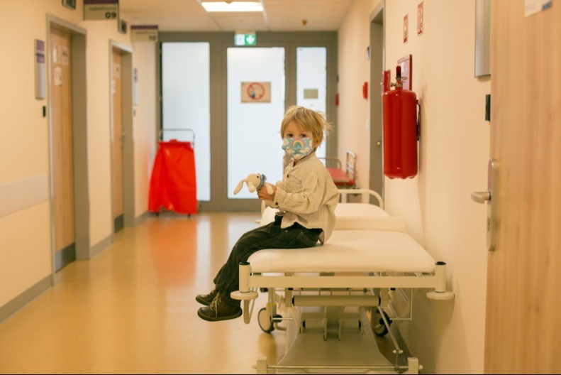 ČETVOROGODIŠNJAK JE SEDEO SAM U BOLNICI ČEKAJUĆI OPERACIJU SRCA Doktorka nije verovala kad ga je videla - uradila je nešto što je sve rasplakalo