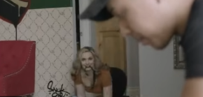 DEČKO JE ŠETA NA POVOCU Devojka ima BIZARNU naviku - ponaša se kao PAS (VIDEO)