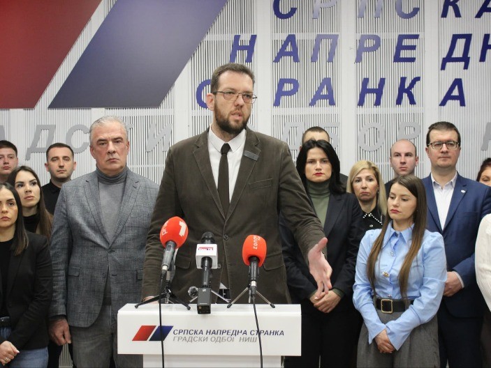 RADULOVIĆ: Poziv na nasilje nad predsednikom i skrnavljenje krsta i raspeća – bezuman i besraman čin blokadera