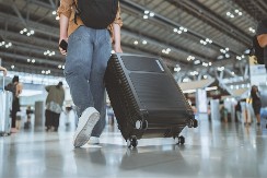 KOFERI U CRNOJ I SIVOJ BOJI NIKAD NISU DOBAR IZBOR Stručnjak otkrio zbog čega - iznenadićete se 