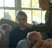 MLADIĆ OŠAMUĆEN OD ANESTEZIJE NIJE PREPOZNAO SOPSTVENE PSE Hit snimak nasmejao internet