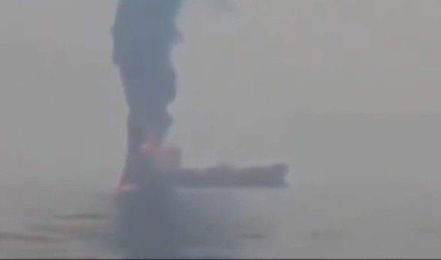 POGOĐEN TANKER KOD OMANA: Eksplozija, pa požar, ima mrtvih