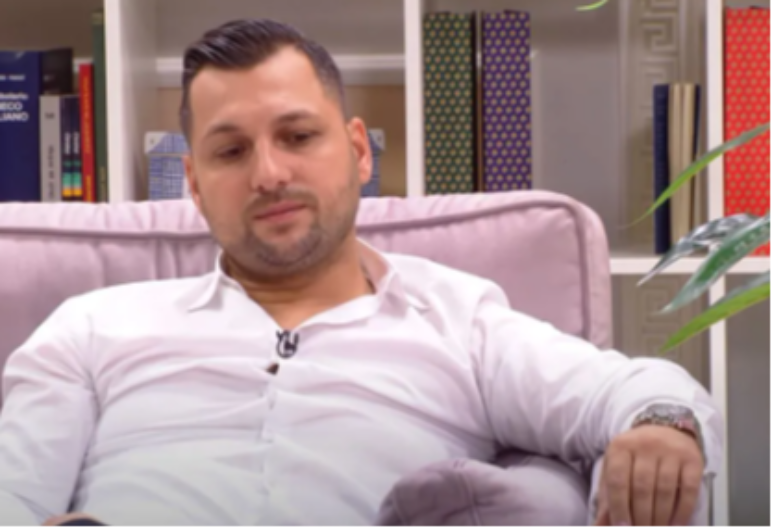 PEVAČ IZVEO ŠESTO DETE IZ PORODILIŠTA Deni otkrio šta je supruzi poklonio posle porođaja