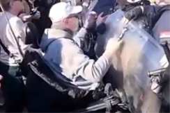 BLOKADERI GURAJU OSOBE SA INVALIDITETOM PRED POLICIJU! Haos na protestu, čovek u kolicima u prvom redu