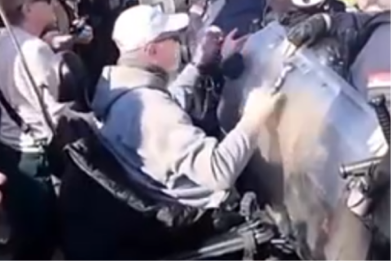 BLOKADERI GURAJU OSOBE SA INVALIDITETOM PRED POLICIJU! Haos na protestu, čovek u kolicima u prvom redu