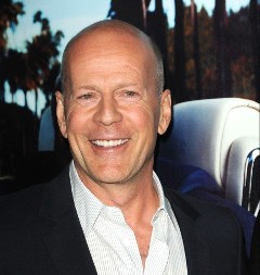 Najnovija fotografija Brusa Vilisa slomiće vam srce: U naručju drži unuku, a na licu se vidi koliko ga je demencija uništila