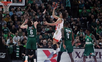 PANATINAIKOS - CRVENA ZVEZDA Batler ponovo zaplesao i povećao prednost crveno-belih