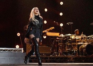 Kristina razbesnela publiku na koncertu! Pevačica se žestoko izblamirala na bini