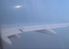 DRAMA NA NEBU! Putnik snimio VATRENU KUGLU iz aviona – mislio da je eksplozija!