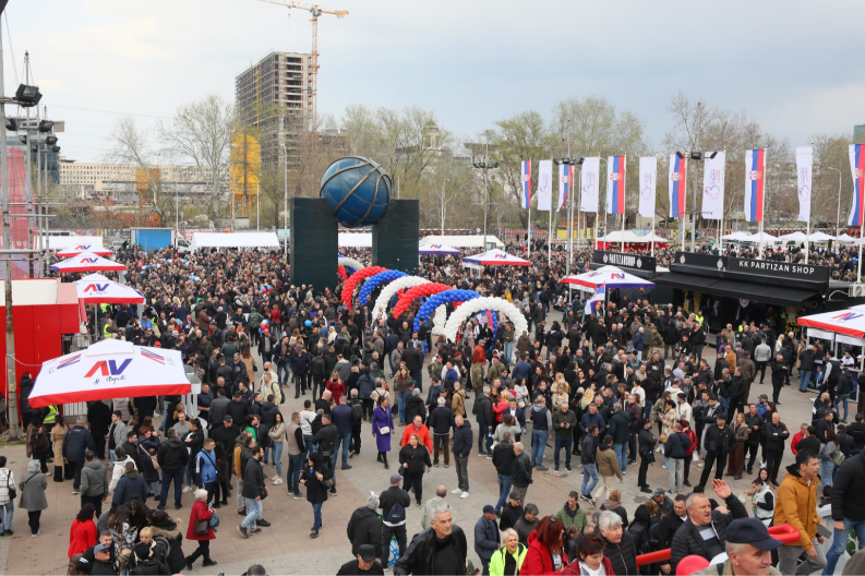OGROMAN BROJ LJUDI VEĆ STIGAO NA SKUP U 16 ČASOVA Alo! sa građanima ispred Arene, imaju jasnu poruku (VIDEO)