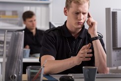 VIC DANA U policijskoj stanici zazvoni telefon...