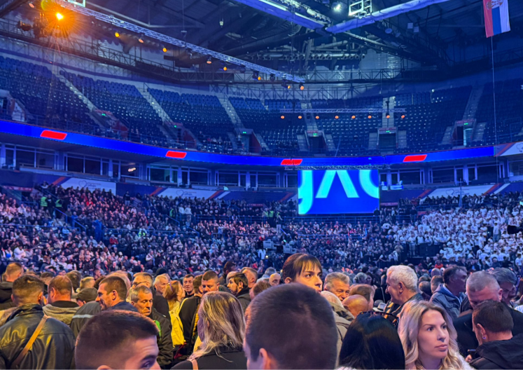 NAJJAČI TRANSPARENT U ARENI! Građani poslali jasnu poruku blokaderima: Samo smo vas gledali