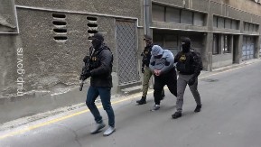 BOMBA BAČENA NA LOKAL U ZEMUNU: Pogledajte filmsko hapšenje mladića (23)