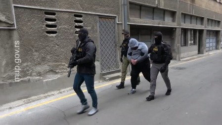 BOMBA BAČENA NA LOKAL U ZEMUNU: Pogledajte filmsko hapšenje mladića (23)