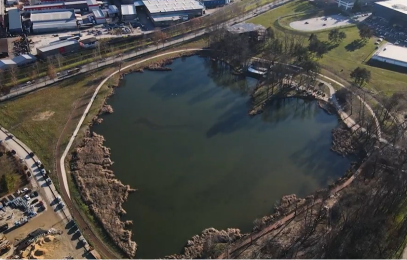 Usred Šumadije, prirodni fenomen - jezero u obliku srca (VIDEO)