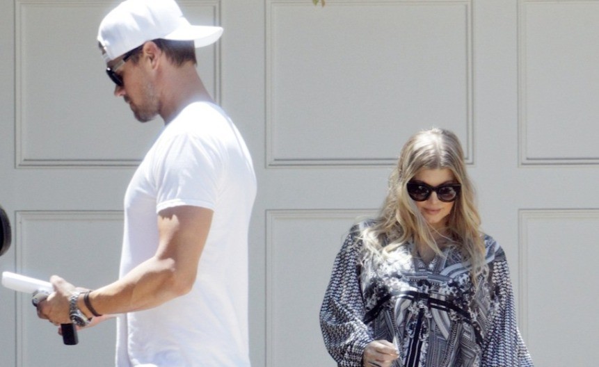 Muž je varao, pa traume leči s njim: Pevačica se ne odvaja od ovog mladog momka