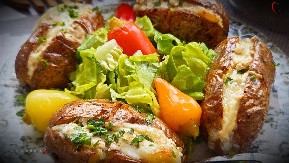 PUNJENI KROMPIR U KAPUTU GREJE DUŠU I TELO Slasan i savršen za večeru