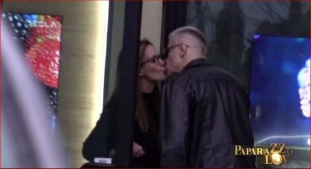 PEVAČ SE DOHVATIO SA 18 GODINA MLAĐOM! Nasred ulice ne može da obuzda emocije, kamera sve zabeležila! (FOTO)