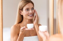 Žene se kunu da ova krema briše bore: Košta samo 180 dinara, a kožu čini elastičnom