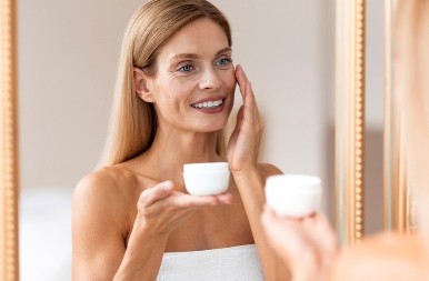 Žene se kunu da ova krema briše bore: Košta samo 180 dinara, a kožu čini elastičnom