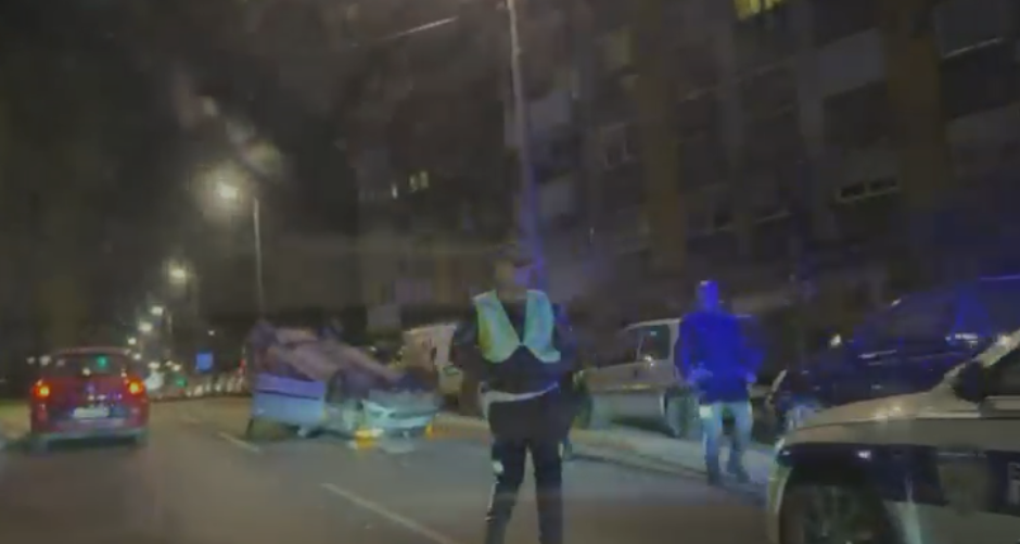 TEŠKA NESREĆA U USTANIČKOJ Automobil na krovu, Hitna i policija na terenu