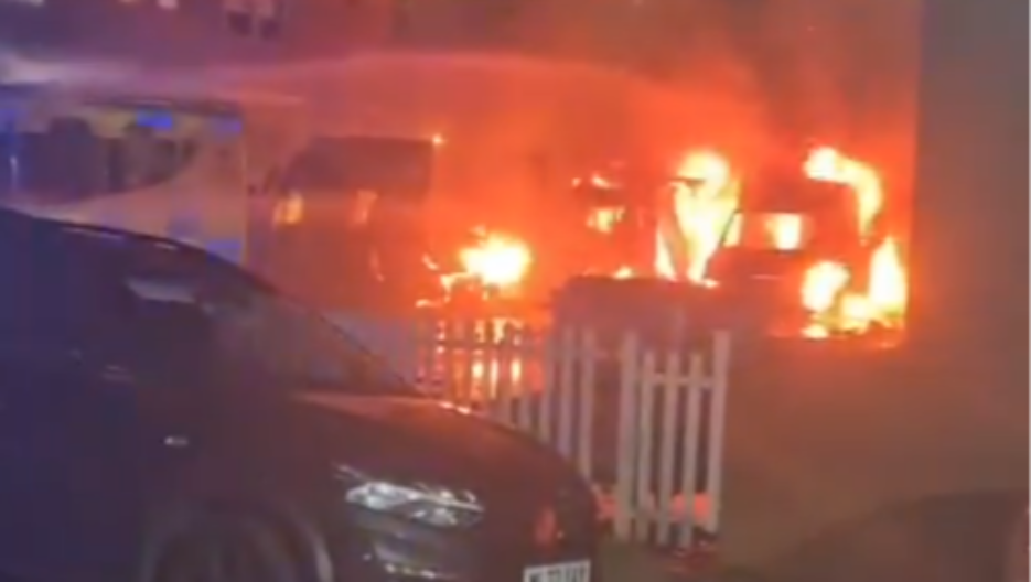 ODJEKNULE EKSPLOZIJE U LONDONU Zapaljena vozila hitne pomoći, pojavili se jezivi snimci (VIDEO)