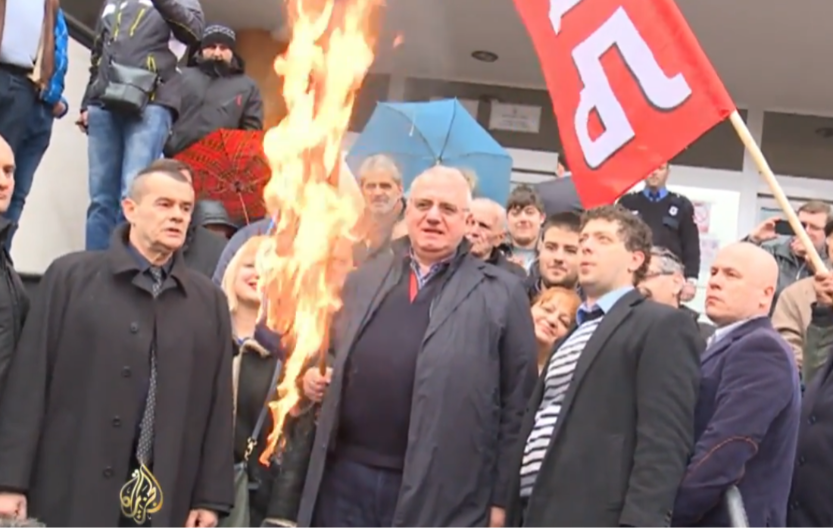 GORE ZASTAVE EU I NATO, DRŽI IH ŠEŠELJ "Srpski narod nikada neće zaboraviti divljačko-zločinačko bombardovanje Srbije"