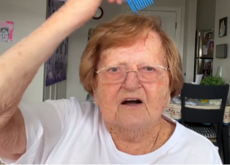 BAKA LUDOM ŽURKOM OBELEŽAVA 96. ROĐENDAN! Pozvala je i BIVŠEG, a kad joj vidite STAJLING pašćete u nesvest (VIDEO)