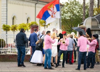 Srpsko venčanje po starom običaju: 7 tradicija koje mladi sve više vraćaju na svadbe