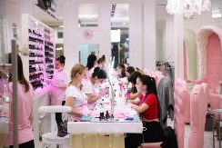 VOĆNA NIJANSA NA NOKTIMA Ovaj manikir je apsolutni hit prolećne sezone, prave se redovi u salonima