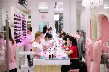 VOĆNA NIJANSA NA NOKTIMA Ovaj manikir je apsolutni hit prolećne sezone, prave se redovi u salonima