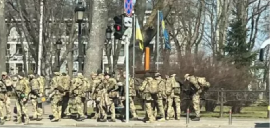 HAOS U KIJEVU! Vojska na ulicama, poslanici beže – preti totalni slom