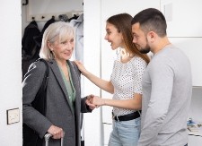 Evo šta svekrva prvo primeti kad uđe u snajinu kuću: Nećete verovati šta joj "bode" oči