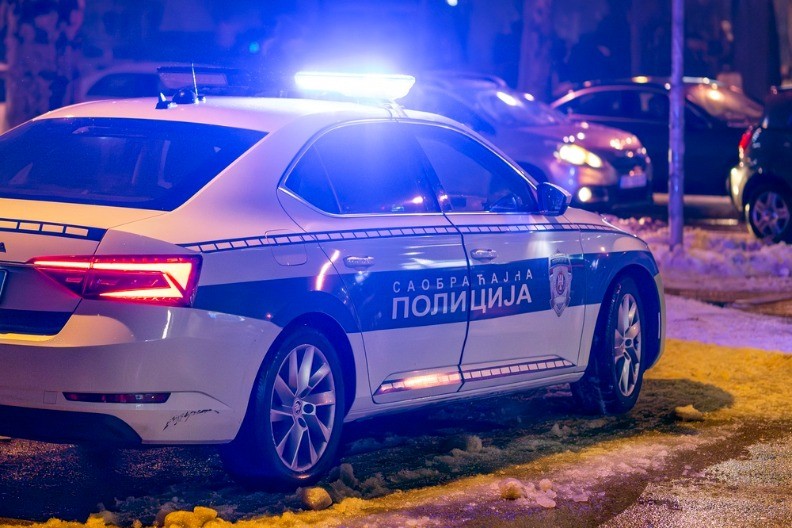 FILMSKA POTERA U BAČKOJ TOPOLI Umesto da stane saobraćajcima - dao gas i počeo da beži, usledio haos