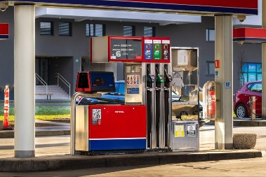 SLOVENIJA JE UPRAVO POSTALA PRVA ZEMLJA EVROPSKE UNIJE KOJA JE UVELA RACIONALIZACIJU GORIVA Ograničene su količine po vozilu!