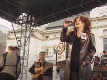 "NATO KUPUSARA, OMLET SOLANA" Srpska estrada je ovako prkosila NATO-u, pevali su na mostovima i trgovima 1999.