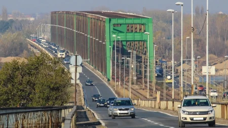 SKOČIO SA PANČEVAČKOG MOSTA SPASEN U POSLEDNJI ČAS Renato ga izvukao iz ledenog Dunava