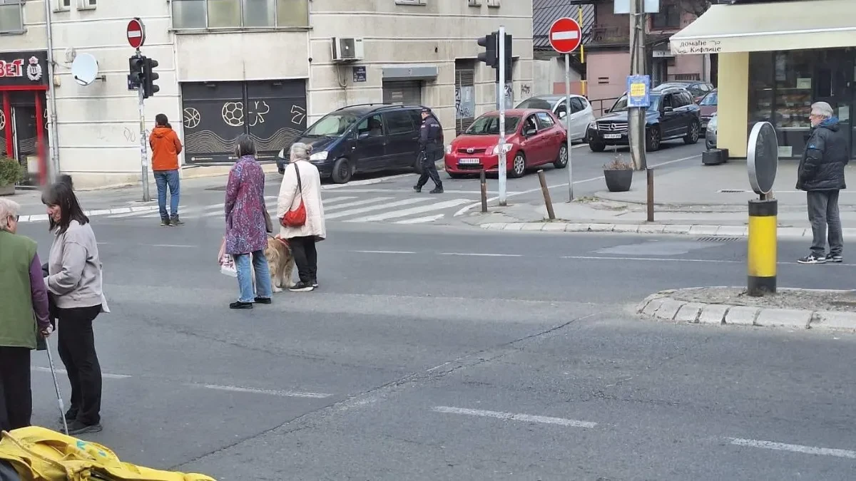 OVO JE SVE ŠTO JE OSTALO OD BLOKADERA! U centru - dve penzionerke i pas (FOTO)