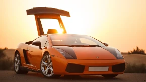 PENZIONER SE PROVOZAO U SPORTSKOM AUTOMOBILU, ALI SE NAŠAO NA MUKAMA KAD JE TREBALO DA IZAĐE Evo kako mu je to pošlo za rukom - ljudi na mrežama plaču od smeha