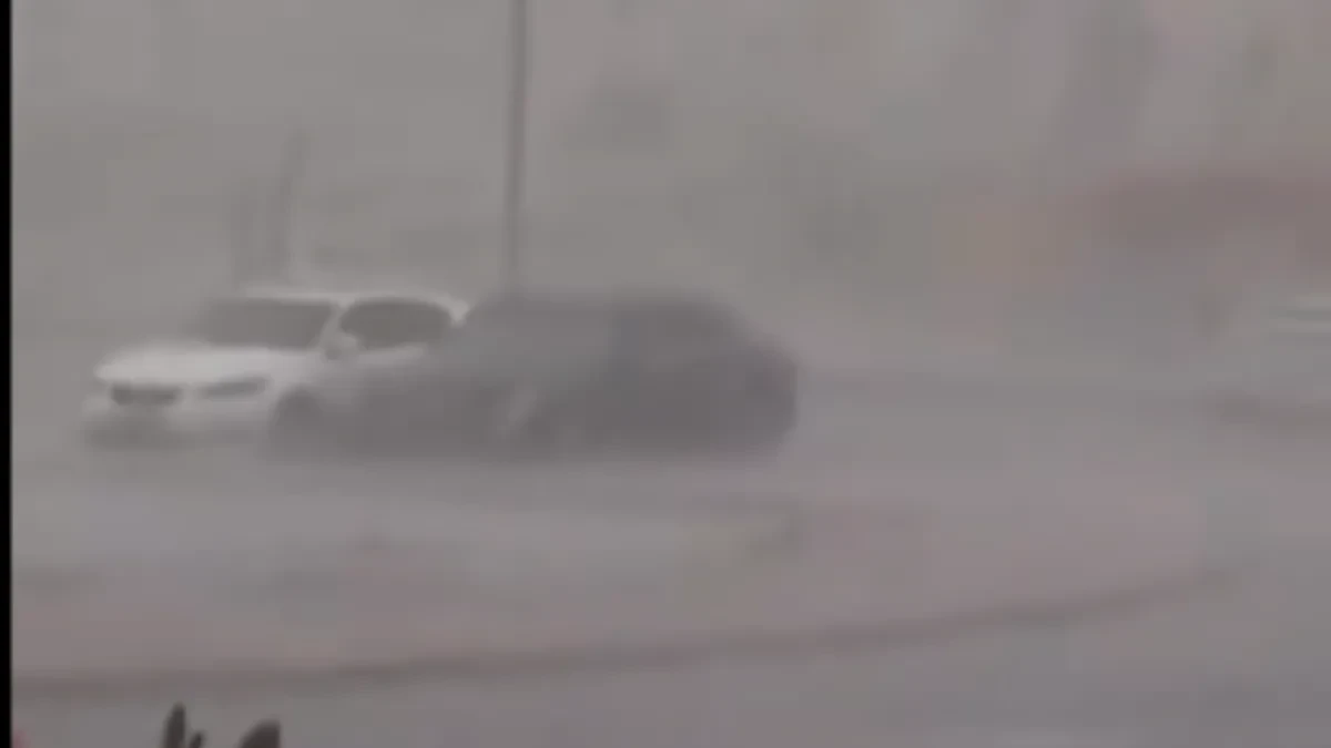 ODJEKUJU GROMOVI, OD PLJUSKA SE NIŠTA NE VIDI - KA NJIMA JURI TORNADO Snažno nevreme se sručilo na Dubai i Abu Dabi