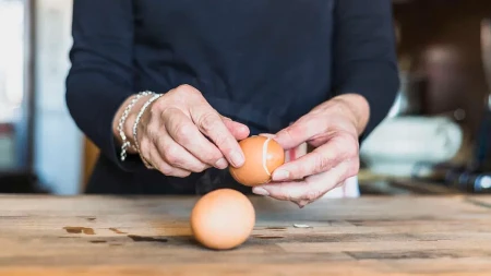 CEO ŽIVOT GULITE JAJA POGREŠNO! Ovaj trik menja sve - ljuska spada sama!