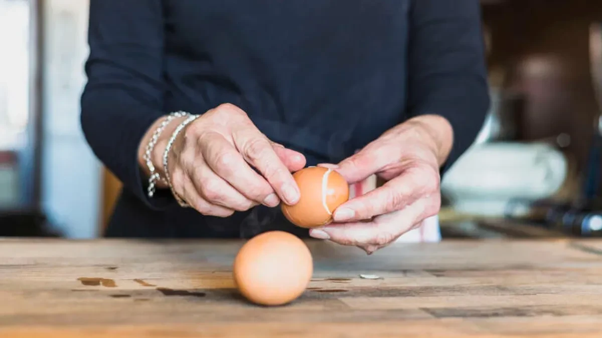 CEO ŽIVOT GULITE JAJA POGREŠNO! Ovaj trik menja sve - ljuska spada sama!