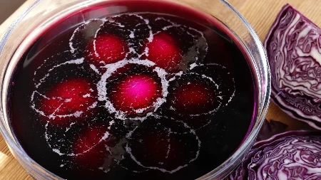 Treba vam 1 glavica i dobijate najmanje 3 boje: Kako ofarbati jaja ljubičastim kupusom?