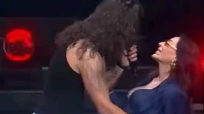 PEVAČ (23) NA SCENI ZGRABIO CECU Ovakvu je još niste videli! 