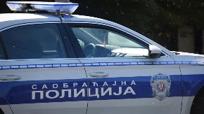 ŠOK SNIMAK IZ FUTOGA, PIJANI VOZAČ NAPRAVIO HAOS Sleteo u kanal, zamalo da nastradaju i pešaci (VIDEO)