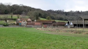 "Brat je u nasledstvo dobio veliku kuću, a ja raspalu kolibu“: Rada na Reditu otkrila šta je pronašla ispod poda, porodica šokirana