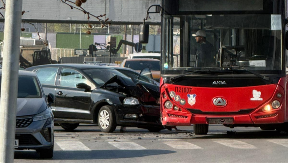 SUDAR AUTA I AUTOBUSA NA NOVOM BEOGRADU Hitna na licu mesta, zastoj u jutarnjem špicu