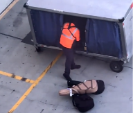 RADNIK NA AEORODROMU UHVAĆEN NA DELU Razbesneo je ljude i pokrenuo lavinu komentara na mrežma - evo šta je uradio