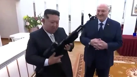 KIM DŽONG UN REPETIRAO PUŠKU PRED LUKAŠNENKOM! "Tako je! Kim zna sa oružjem!" (VIDEO)